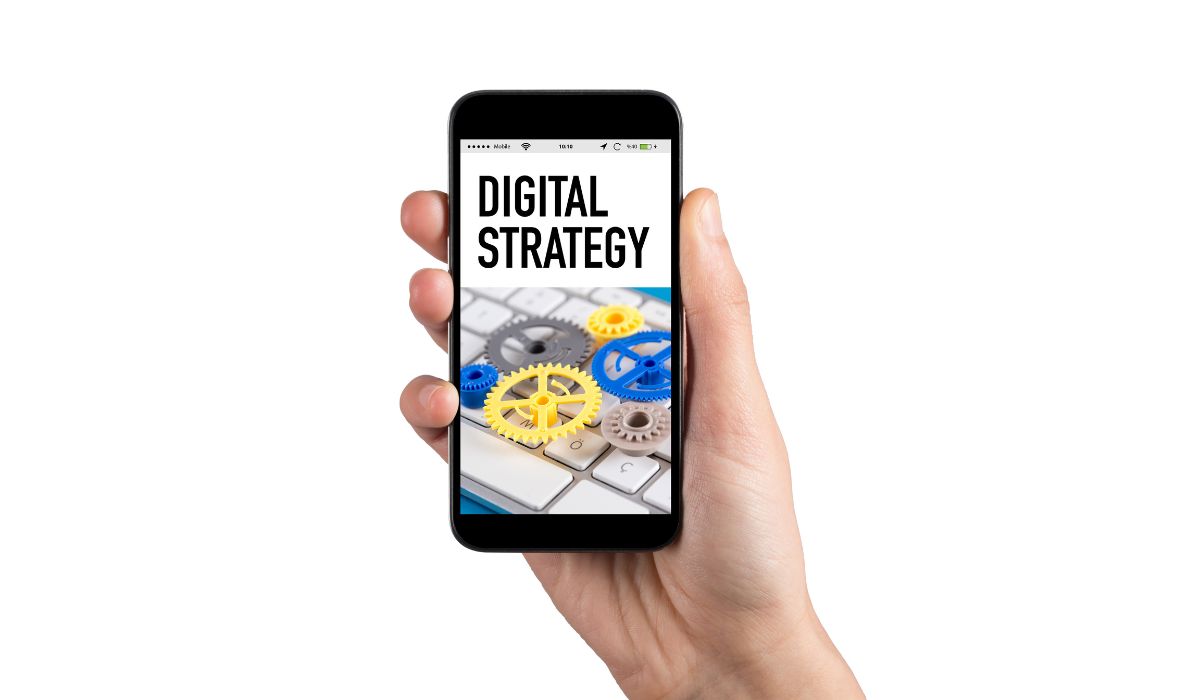 Un portable sur lequel est affiche une stratégie digitale