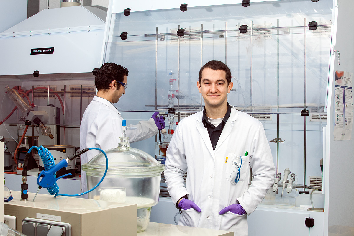 Portrait d'un chimiste dans son laboratoire d'Aix-en-Provence © Denis Dalmasso.